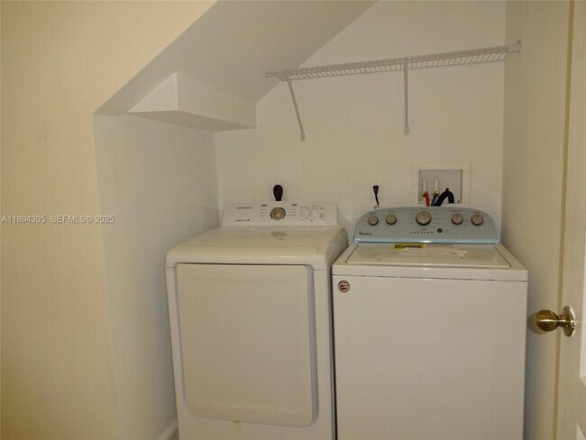 Building Photo - 174 NE 32nd Terrace