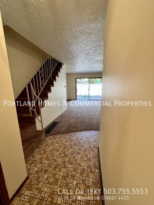Building Photo - 2 bedroom townhome, close to transportation