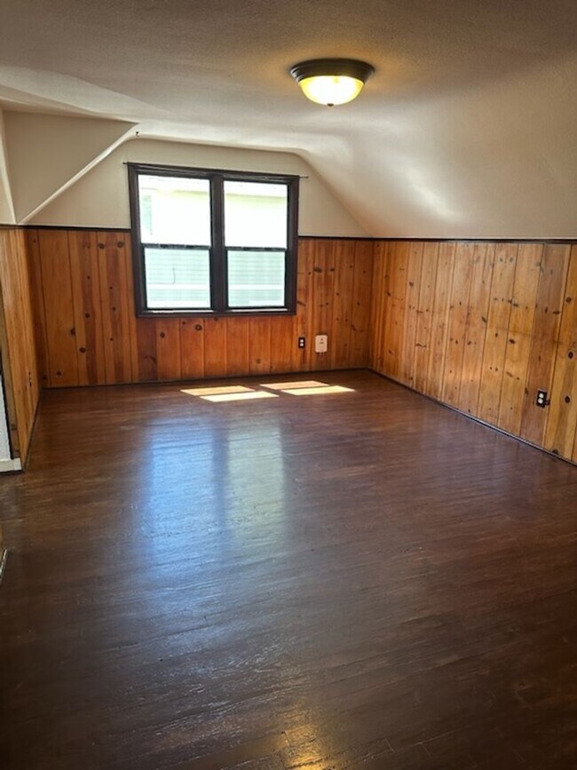 Building Photo - Cozy 1-Bedroom, 1-bath Upstairs Apartment In Southwest Eugene!