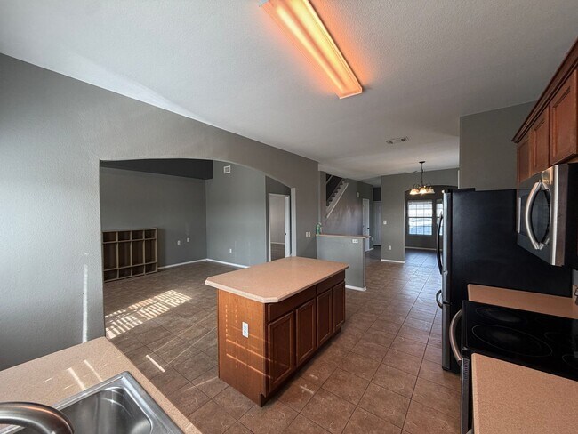 Building Photo - TWO STORY 5 BEDROOM 3 BATH HOUSE WITH SPA