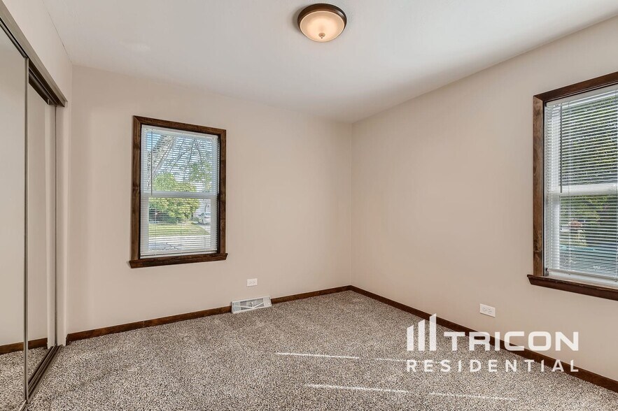 Building Photo - 15028 Holiday Ct