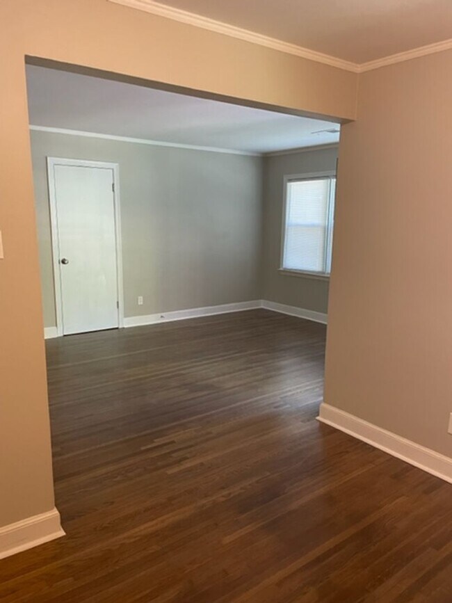 Building Photo - Spacious 3 bedroom 1 bath near Willow and Perkins