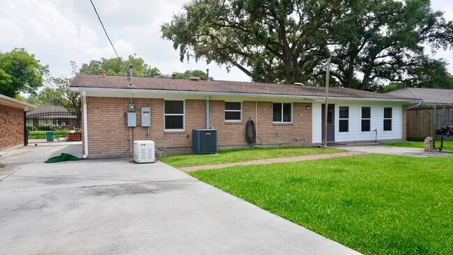 Building Photo - 902 Hidden Valley Dr