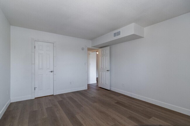 Building Photo - 5877 N Granite Reef Rd