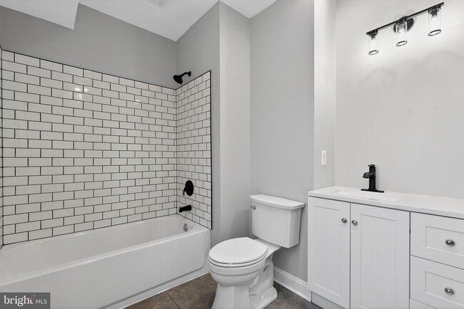 Building Photo - 325 Monmouth St