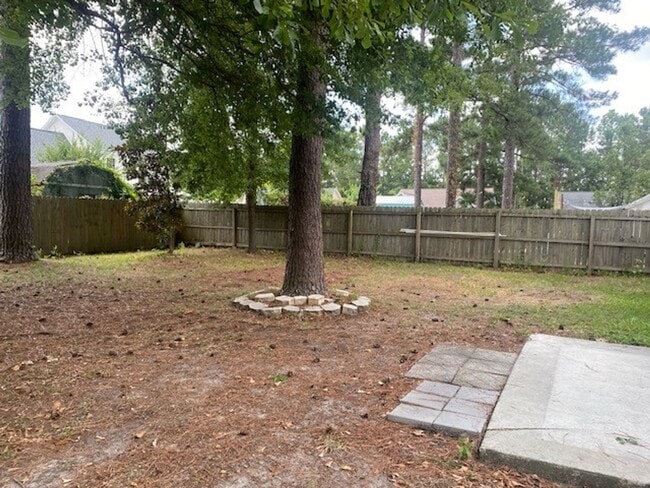 Building Photo - Welcome to this charming 3 bedroom, 2 bath...