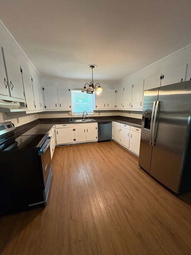 Building Photo - Great Location in Greenville 3 Bedroom 1.5 Bath  Minutes from Downtown!!