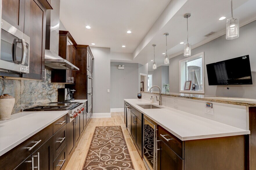 Building Photo - 20 W Ontario St