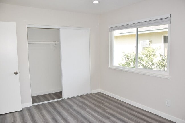 Building Photo - Olive (815) North