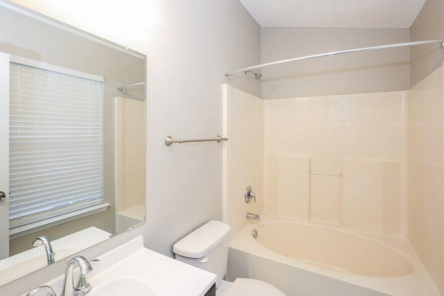 Building Photo - 11240 Northwoods Forest Dr