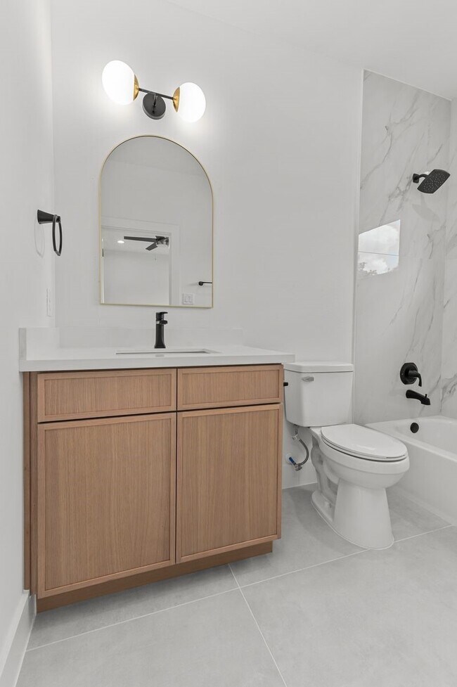 Building Photo - 3348 Sauer St