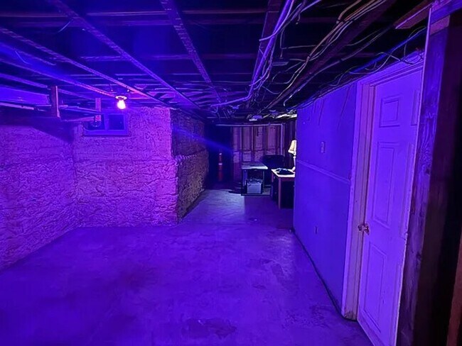 Building Photo - No Fee Single Family House with 5 Parking Spaces Included!  Laundry in Unit!