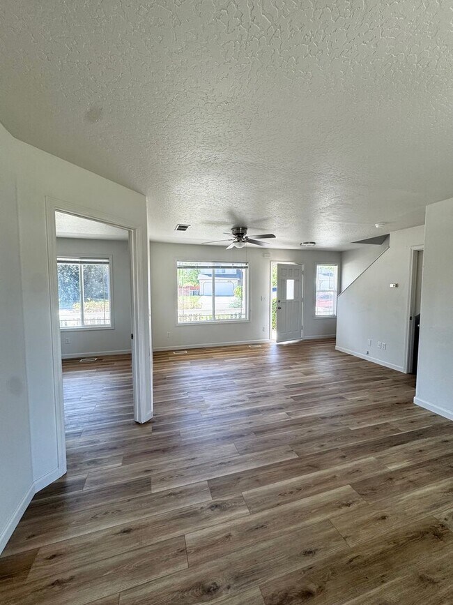 Building Photo - Spacious 5-Bedroom Home in Prime Nampa Location