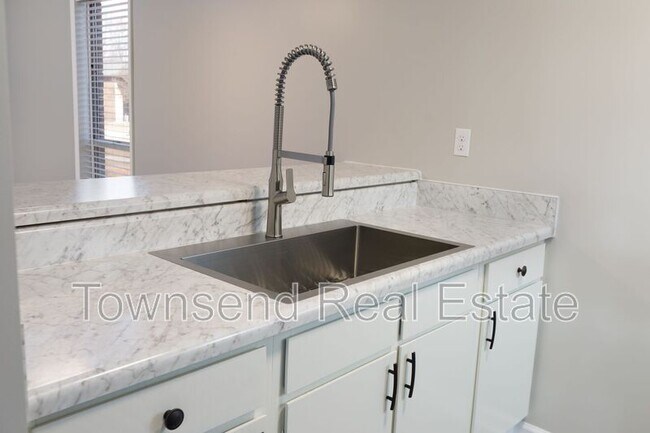 Building Photo - 5845 Century Oaks Dr