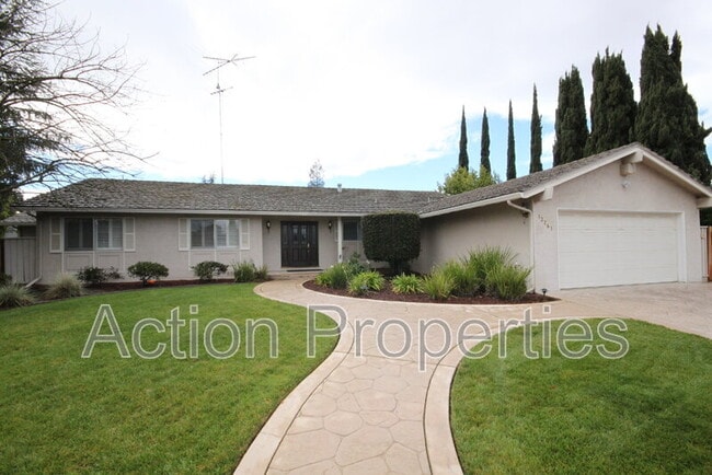 Building Photo - 12261 Viewoak Dr