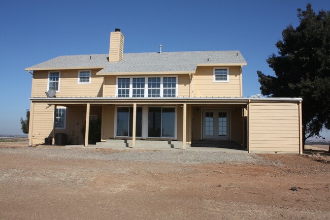 Building Photo - Country Hilltop Beauty