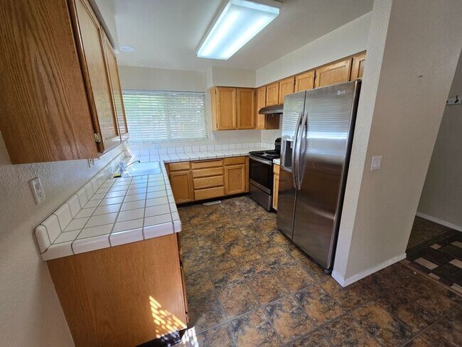 Building Photo - Inviting 3-bedroom Home in Established Spa...