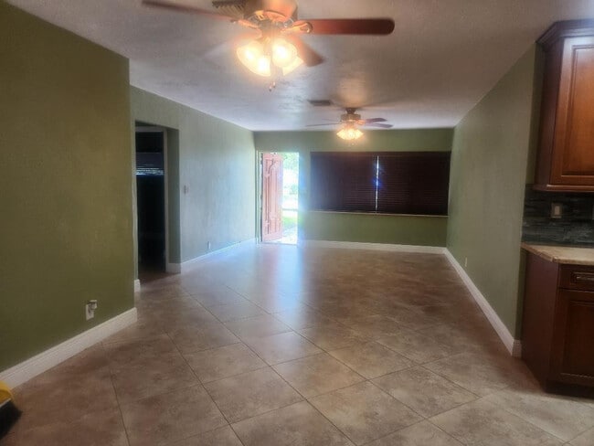 Building Photo - 1261 NE 2nd St