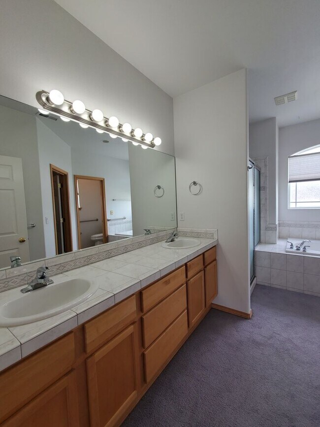 Building Photo - Beautiful South Richland 3-Bedroom Rambler with Open Floor Plan & Spacious Primary Suite!