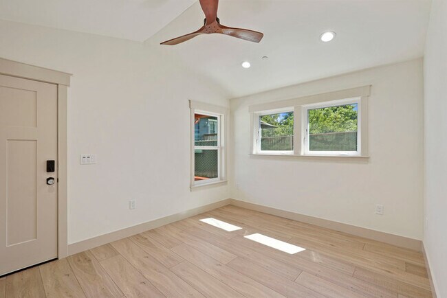 Building Photo - Beautifully Built 2/1 in North Oak Park Close to UC Davis + McGeorge Law School!