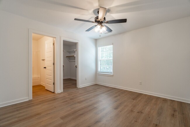 Building Photo - LIKE NEW 3-bedroom 2.5 bath Townhome in Fa...