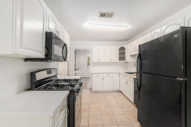 Building Photo - 1720 Libbey Dr