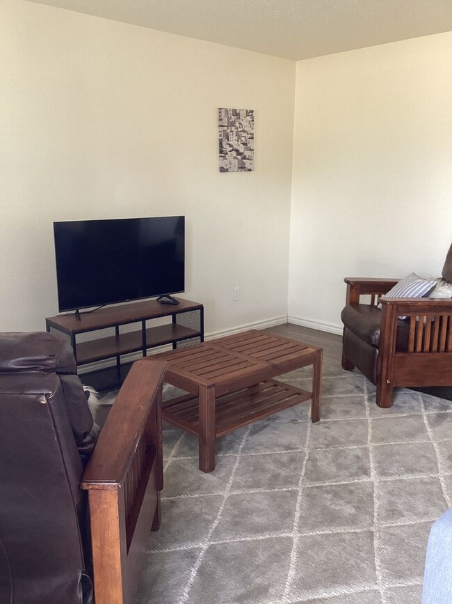Building Photo - Fully Furnished Modern 2 Bedroom on Quiet Street and Close to ENMU!