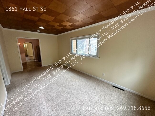 Building Photo - SE Side 3 Bedroom Home by East GR