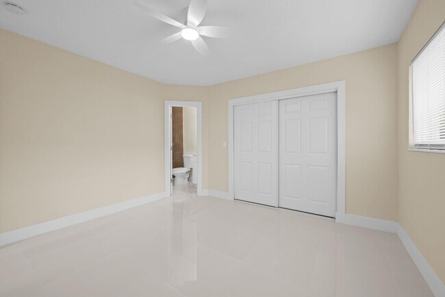 Building Photo - 832 NE 12th Ave