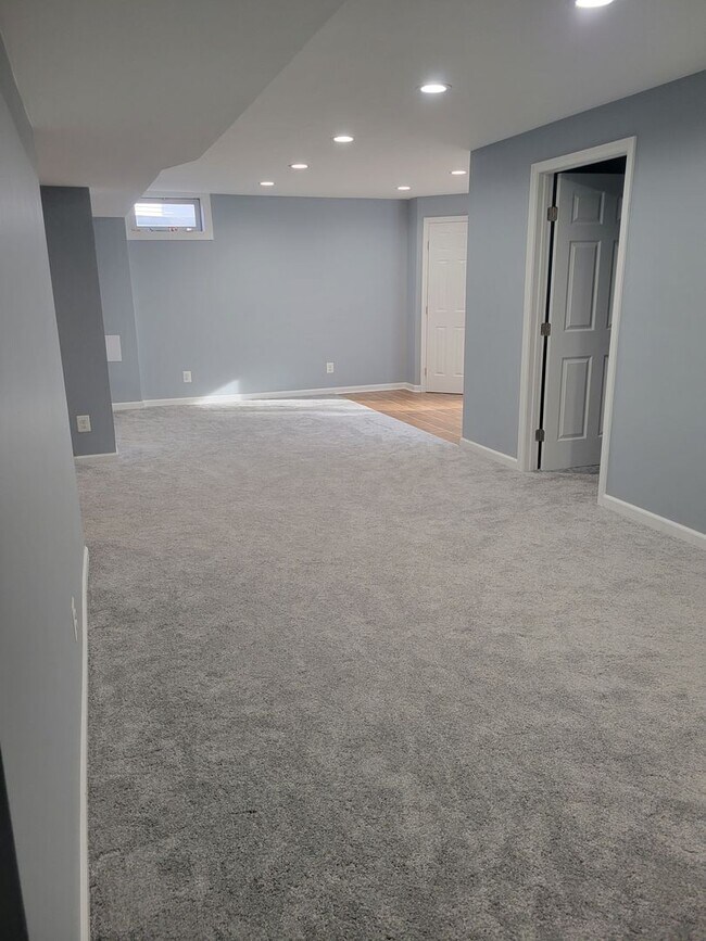 Building Photo - Gorgeous 4,000sqft  5-bed 3.5-bath Home near Chantilly Economic corridor