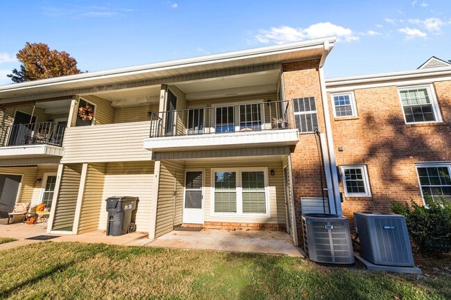 Building Photo - *MOVE IN READY* 3 Bed, 2 Bath Condo, Close to Uptown!!!