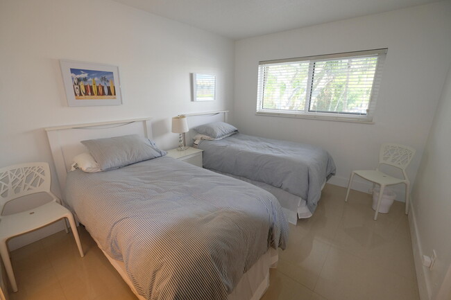 Building Photo - 611 E Woolbright Rd