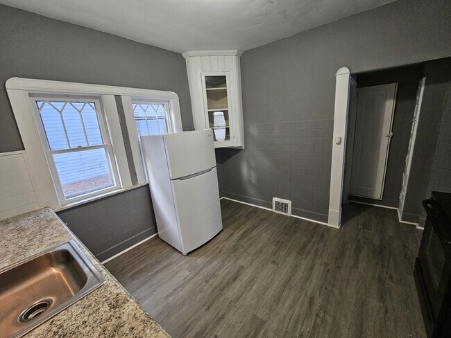 Building Photo - 2818 E 127th St