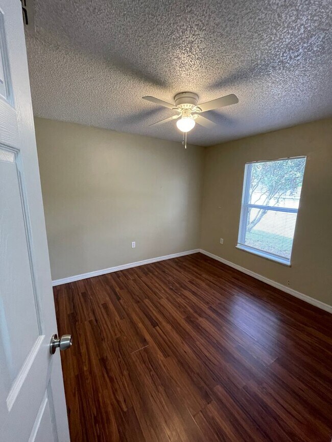 Building Photo - Prime Deltona Neighborhood