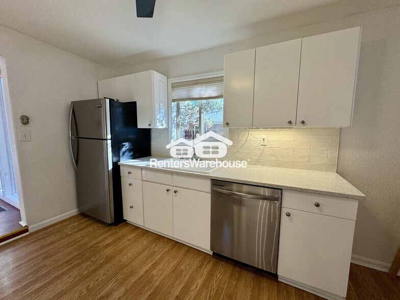 Building Photo - 1280 Van Gordon St