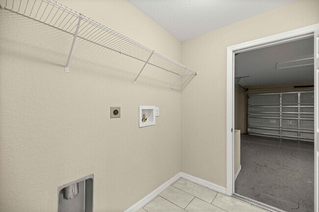 Building Photo - Newer 3BR Home on Nearly 1/4 Acre | Screened Lanai | Available Now!