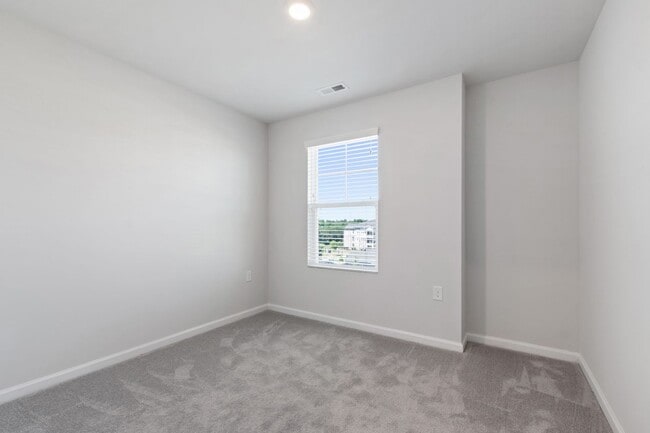 Building Photo - Bright, Spacious & Move-In Ready Townhome ...