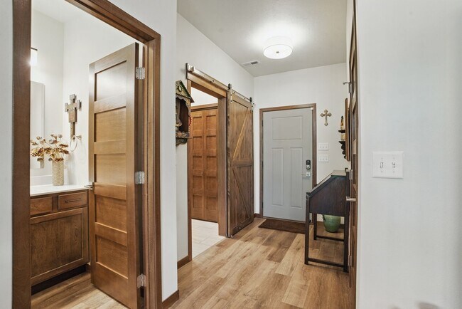 Building Photo - 5700 Island Ct