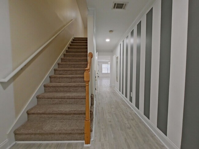 Building Photo - Available NOW- West Augusta Townhome with garage