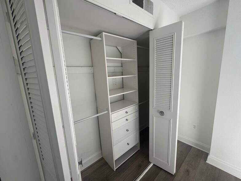 Building Photo - 1300 Army Navy Dr