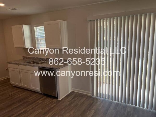 Building Photo - 535 Dayspring Dr