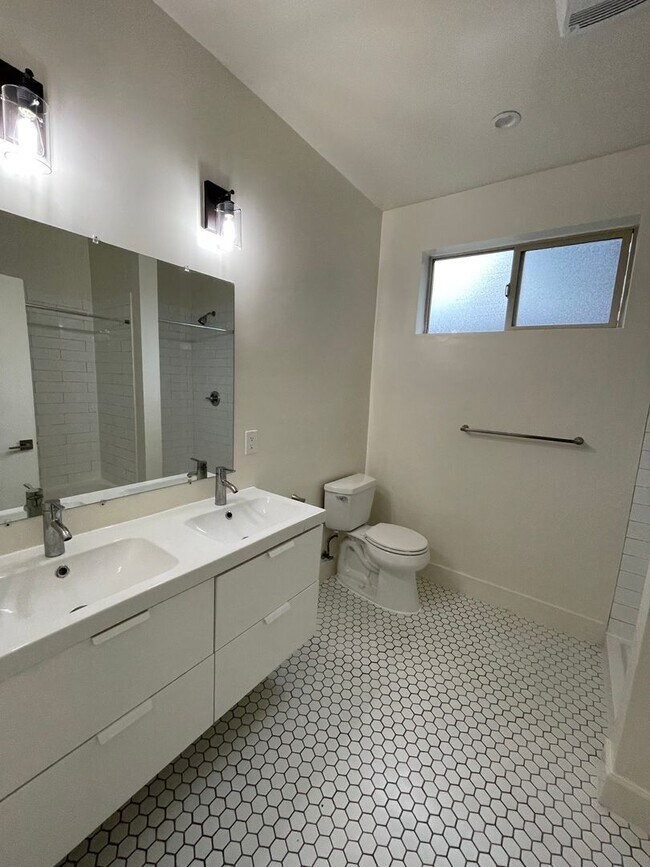 Building Photo - 1/2 Off First Month's Rent, 6Bdrm, 3Bath