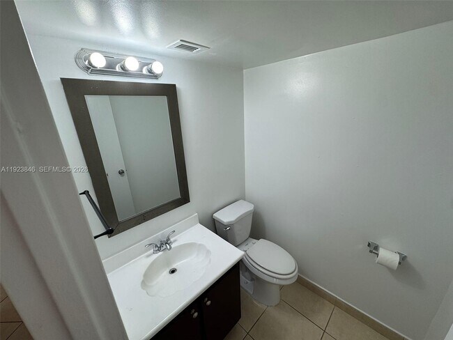 Building Photo - 800 Parkview Dr