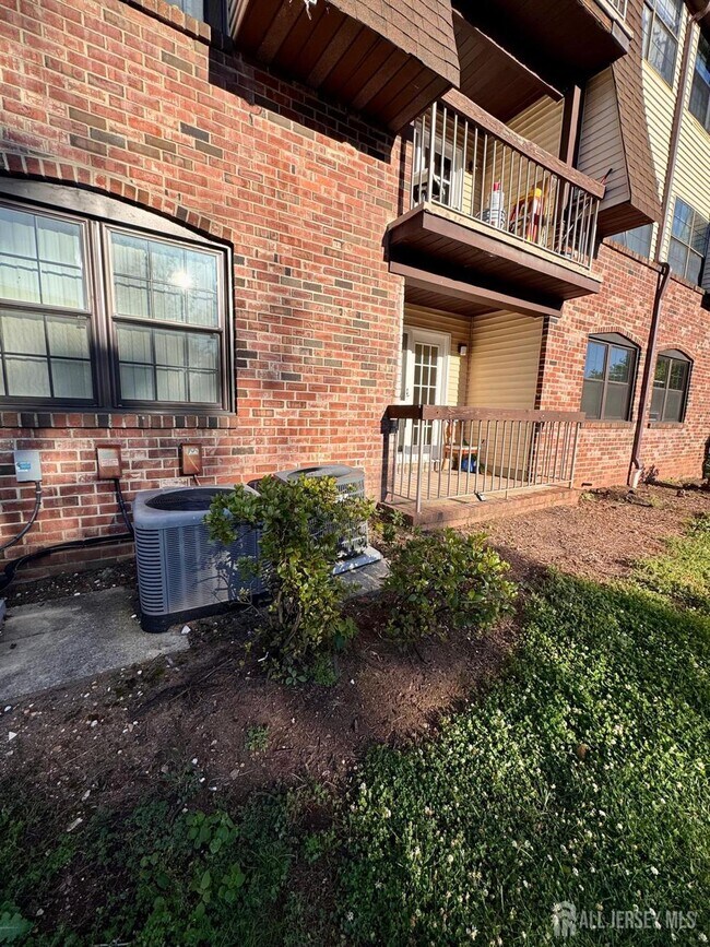 Building Photo - 1202 Green Hollow Dr