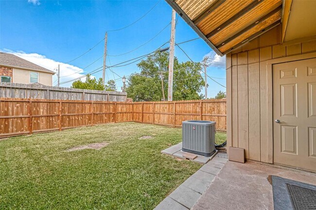 Building Photo - 502 Birdsong Dr