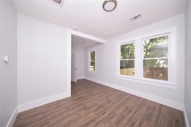 Building Photo - 206 W 45th St