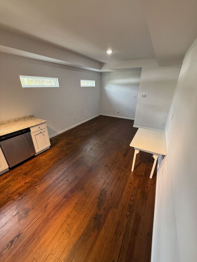 Building Photo - Spring Special! ONE MONTH FREE RENT! Moder...