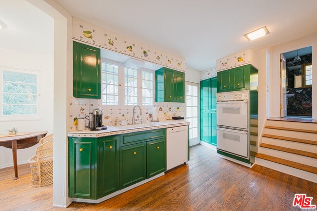 Building Photo - 3015 Beachwood Dr