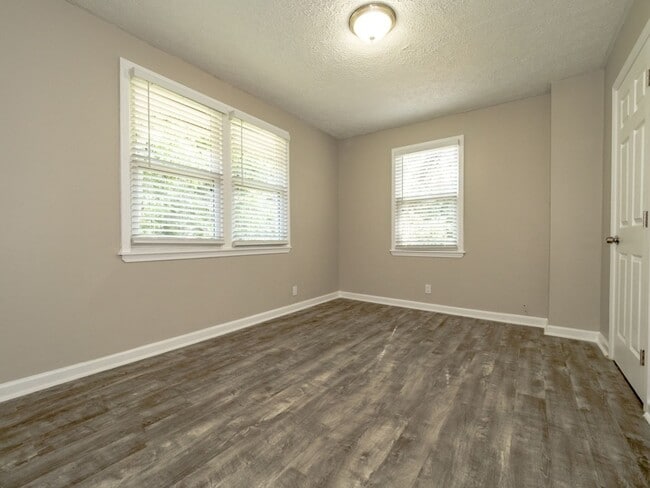 Building Photo - NEWLY RENOVATED 3 BEDROOM 1 BATH DUPLEX UNIT IN A EXQUISITE LOCATION!