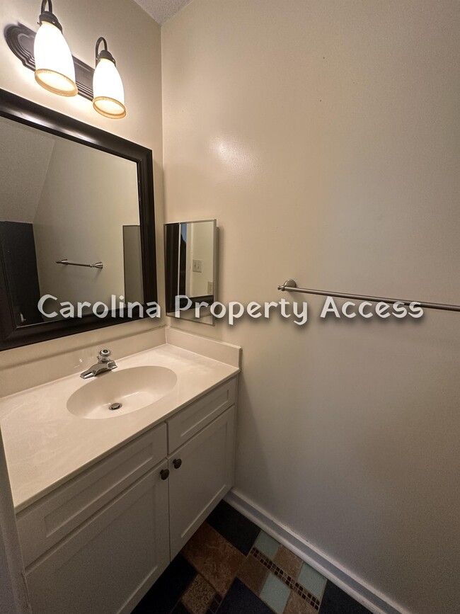 Building Photo - 213 Cedarwood Ln